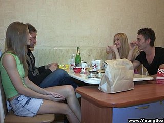 四十代の若者たちゴーハードコア一緒に飲酒を取得した後、
