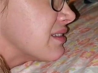 彼女は彼女の最初の痛みの肛門のために泣いています
