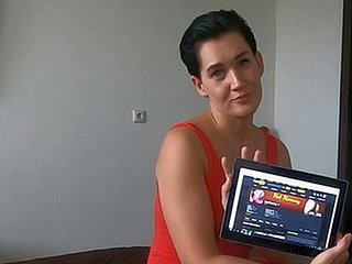 माँ सौतेले बेटे के ब्राउज़र इतिहास मिल गया है और पता चला है क्या एक creampie है
