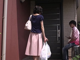 Mature Rumi Mochizuki sait comment gérer un coq dur