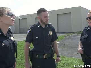 Zwei Polizeifrauen ficken verhafteten schwarzen Kerlen und lecken ihn Twats lecken