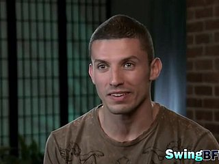 Swingers bawiący się w positiveness show, zamieniając partnes