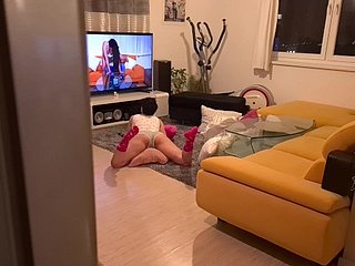 Geile Stiefschwester erwischte Pornos und stellte ihn close to ihren Mund