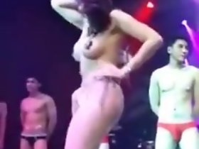 người mẫu Trung Quốc khoe cơ thể