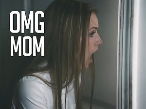 娘は彼女のママと彼女の教師を見て