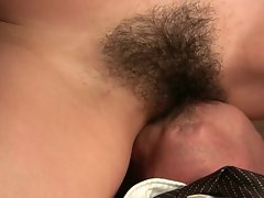 그녀는 그녀의 상사를 만족시키기 위해 아무것도 할 것