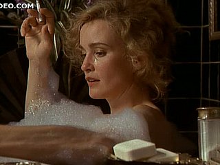 A estrela retrô de tirar o fôlego Jessica Lange exibe seus seios e seios