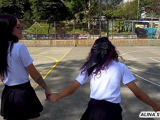 นักเรียนกบฏ 2 คนลาออกจากชั้นเรียนเพื่อสนุกสนานกับเลสเบี้ยนสุดเร่าร้อน