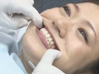 Tragando semen en numbed oficina del dentista