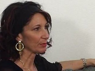 Итальянская ретро рогового ИФОМ шпионит сексуальную блондинку, одетую в белых чулках